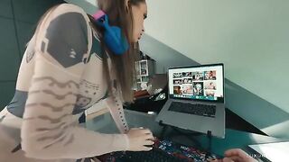 The streamer banned the hater after he insulted her big ass during a live stream