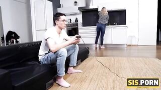 The brave guy fucked his stepsister with tiny boobs without hesitation