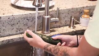 The girl was preparing lunch and suddenly felt like fucking