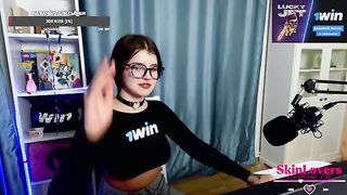 During the stream, a girl showed her holes for subscribers who donated