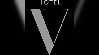 Two hungry girls seduced the employee in the hotel to fuck them both