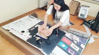 A stepsister gets her asshole full of cum through a hole in the box