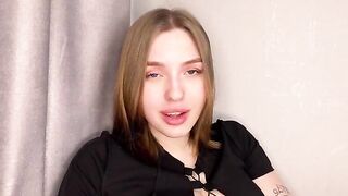 A juicy girl with a great ass enjoys herself at home alone