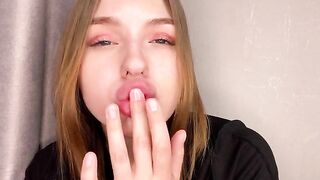 A juicy girl with a great ass enjoys herself at home alone