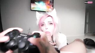Babe fucks while I play Genshin Impact without interruptions