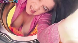 A stepmom got stuck in the washing machine and was banged by a boy
