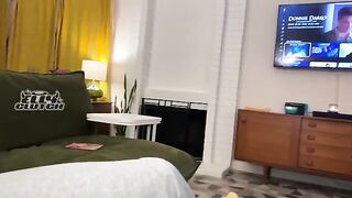 Date with a girl from Tinder ends in a threesome with her roommate
