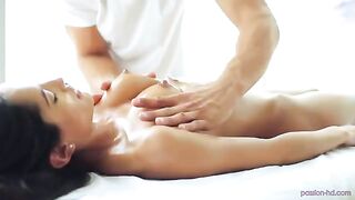 The cunning masseur seduced the girl and fucked gently