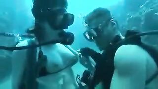 Underwater sex with aqualung-equipped lovers