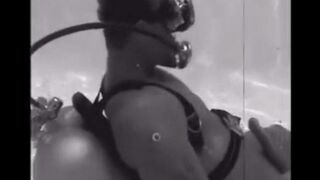 An aqualangist got a blowjob while diving in the water