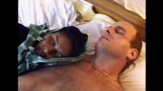 A drunk black woman was caught by a stranger
