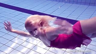 Babe Helen swims naked in the pool, enjoy hot video