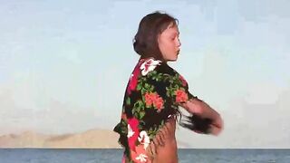 A member shows a naked girl on the beach, it's not polite!