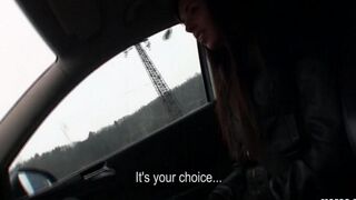 A cunning taxi driver proposed to suck her dick