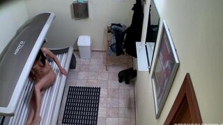 A camera was secretly filming in the Czech solarium, capturing a naked client