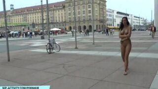 Nude beauty walked the streets of the city and was noticed