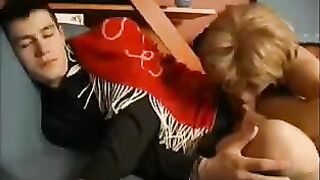 A mom woke up her son with a blowjob, what a strange dream