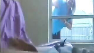 A woman peeps at a guy in the ward and masturbates with him