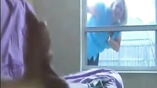 A woman peeps at a guy in the ward and masturbates with him