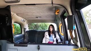 An Italian girl has sex in the car with a stranger