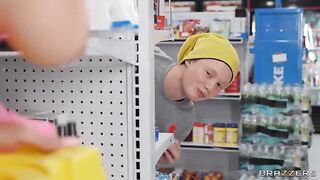 A bodega employee achieved an incredible feat with a girl in the store