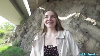 A shy girl agreed to fuck outdoors for money