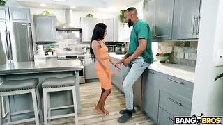 A man with a huge dick fucked his girlfriend on the kitchen table