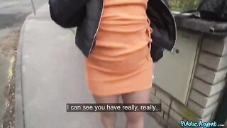 Italian brunette, left alone on the streets after losing her phone