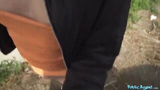 Italian brunette, left alone on the streets after losing her phone