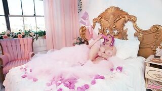 A glamorous way of life is the best thing for a woman