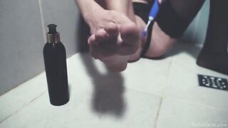 A girl washes her ass in the shower and plays with herself