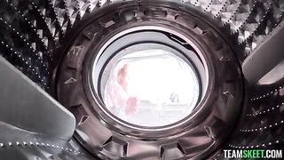 A girl got fucked in clothes by a guy because of the vibration of the washing machine